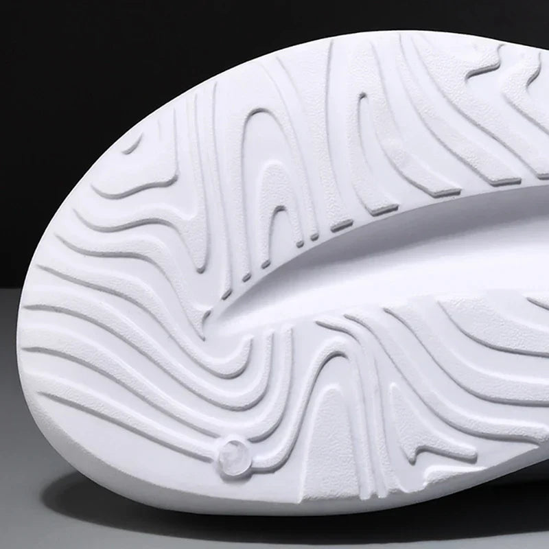 Luke Slides | Futuristisches Design & Wolkenweicher Schaum